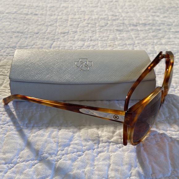 Ann Taylor “Seascape” tortoise sunglasses in EUC. - Picture 3 of 7